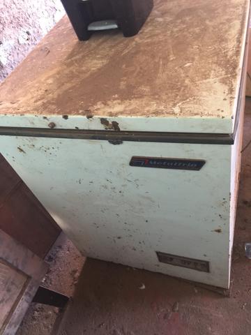 Freezer para retirar o motor e peças