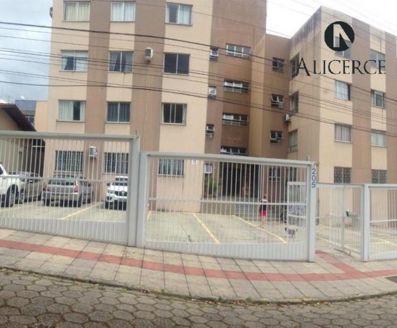 Imóvel com três dormitórios e sala ampla. condomínio tranquilo. - Foto 3