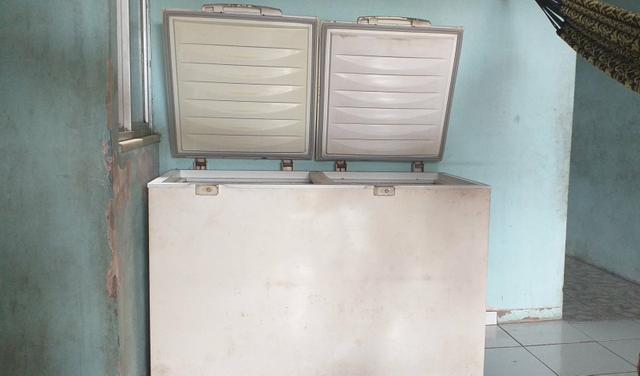 Vendo esse freezer 500reias faltando somente o gás