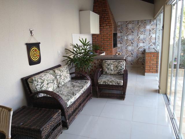 Linda casa em condomínio fechado, 3 quartos (1 suíte), com piscina - Foto 14