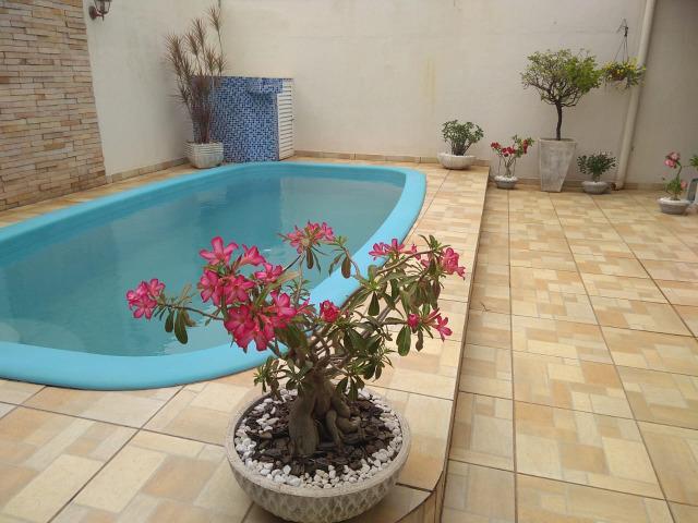 Linda casa em condomínio fechado, 3 quartos (1 suíte), com piscina - Foto 16