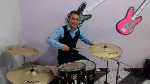 Aula de música com Fernando Henrique diversos istrumentos como o acordeon - Foto 4