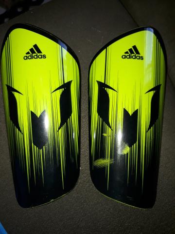Vendo par de caneleiras adidas original - Foto 2
