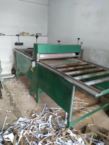 Máquina e facas de corte e vinco