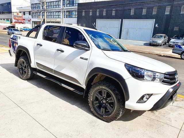 TOYOTA-HILUX