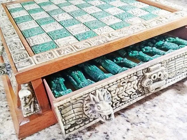 Antigo jogo de xadrez de origem mexicana, de motivo Ast