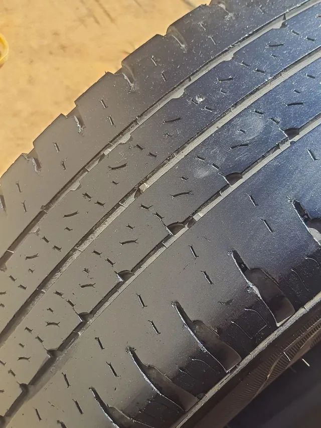 Par de pneus 205/75 R 16 C Goodyear c/ 60% de borracha 