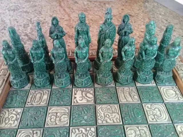 Antigo jogo de xadrez de origem mexicana, de motivo Ast