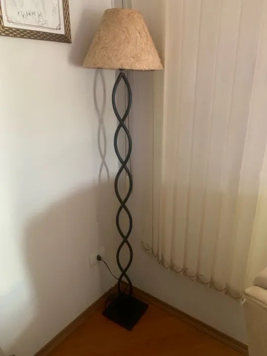 Luminária de pé com design elegante
