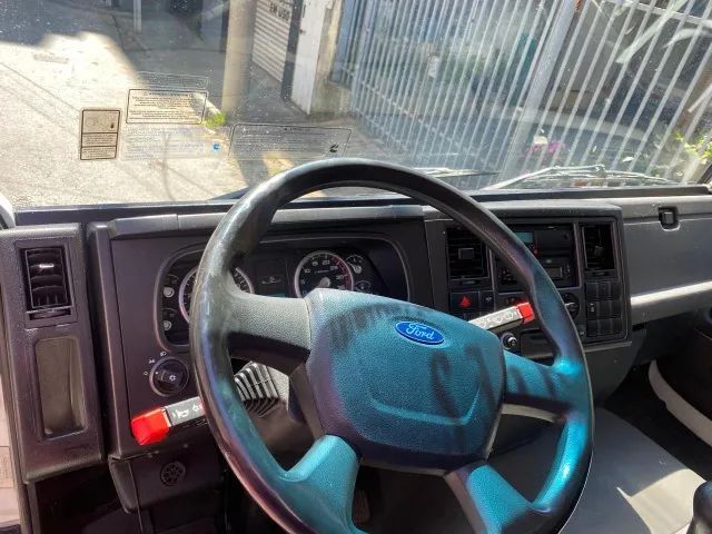 Ford Cargo 816 S 2018 com AR 151 mil km  - Foto 3