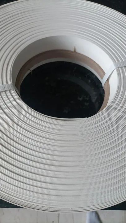 Rolo de fita de borda em PVC texturizada branca 64mm x 1mm para MDF com aprox. 96,5 metros - Foto 4