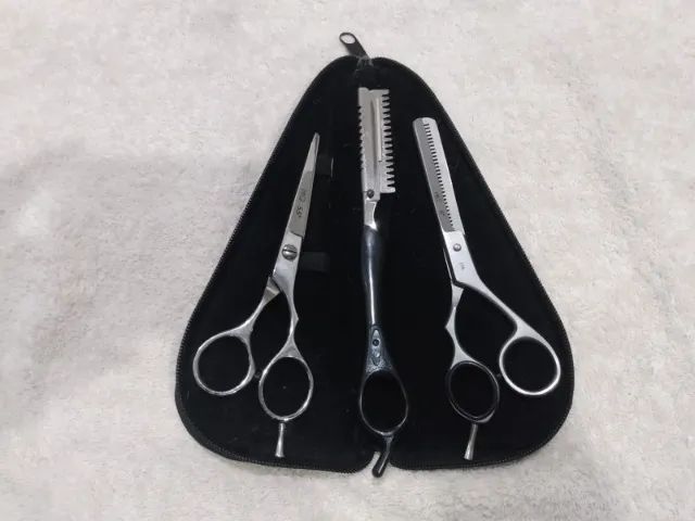 Kit Conjunto com 2 Tesouras Profissionais MQ 6 e MQ 5.5, e leva de  brinde uma Navalha