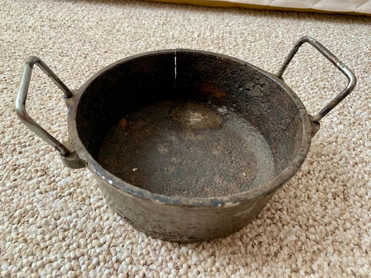 Panela caçarola antiga ferro fundido.