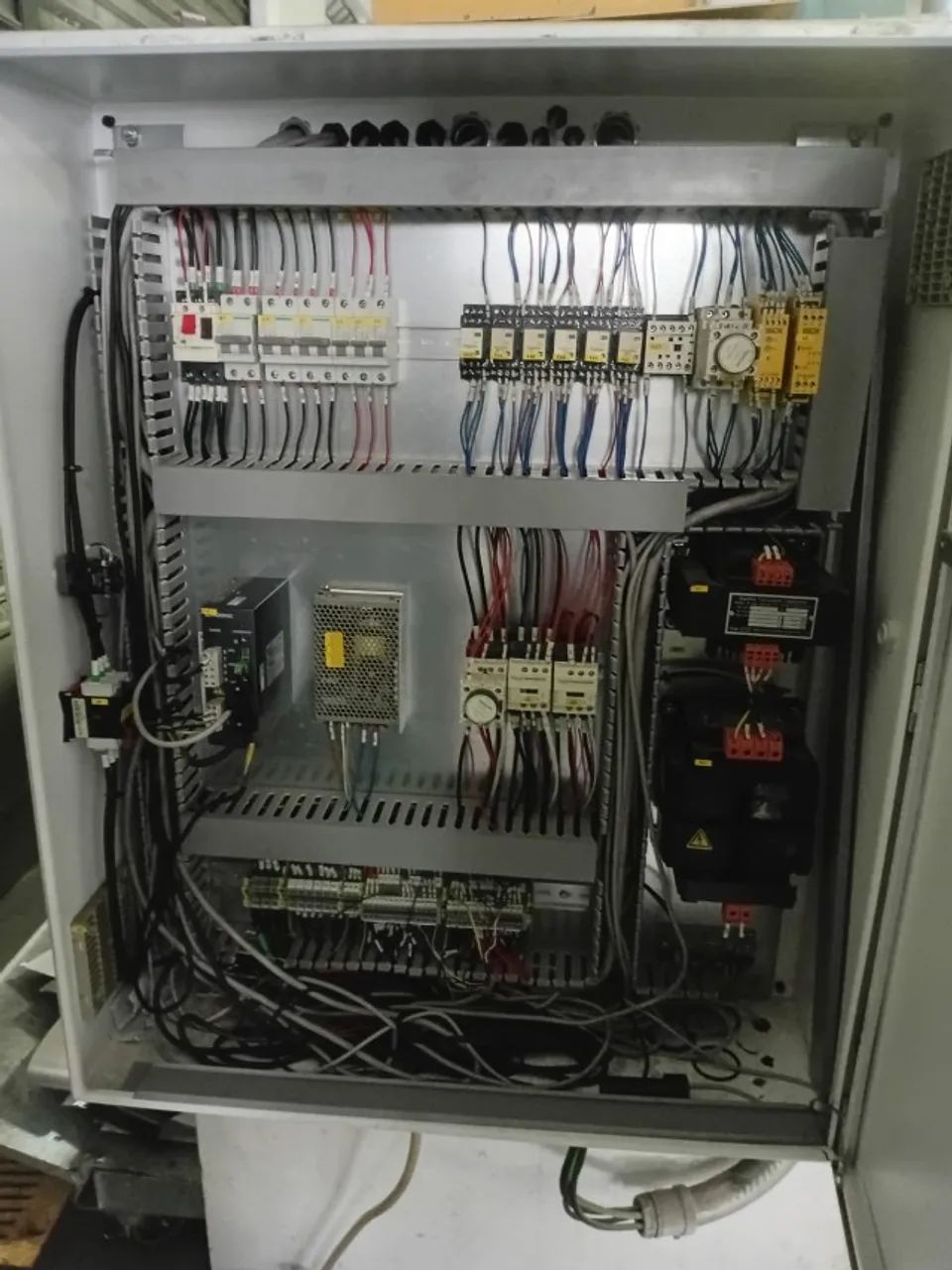 À VENDA: Dobradeira Hidráulica Amada CNC 3 Eixos - Foto 6