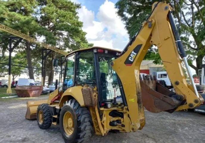 Retroescavadeira Caterpillar 2015 - Foto 3