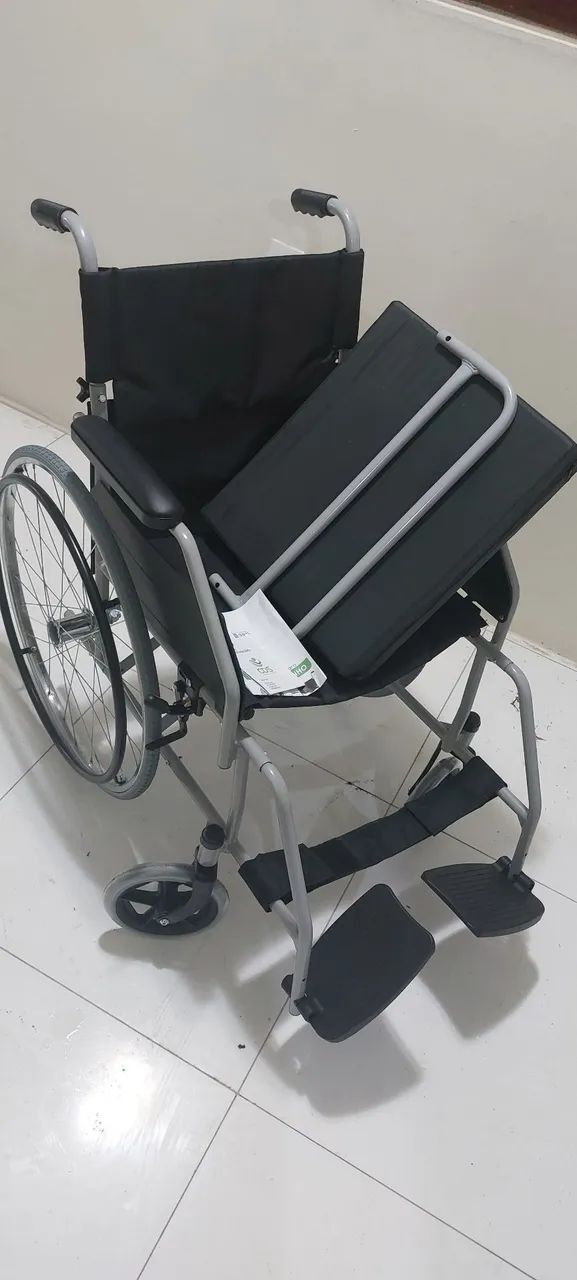 2 Cadeiras de rodas: uma de  passeio e uma de banho  - Foto 3