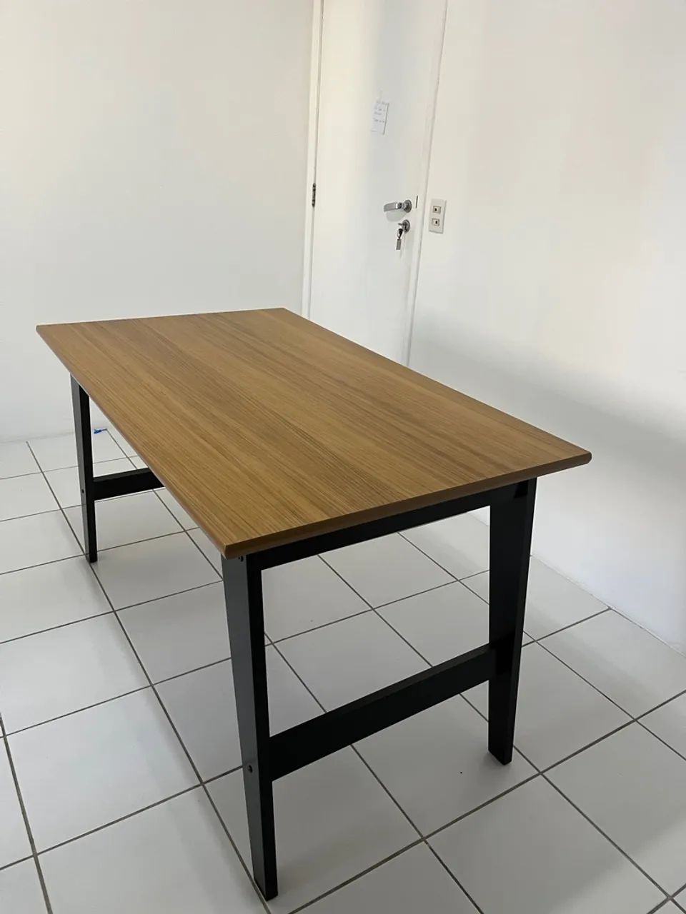 Mesa de jantar com tampo em madeira e pés pretos - Foto 2