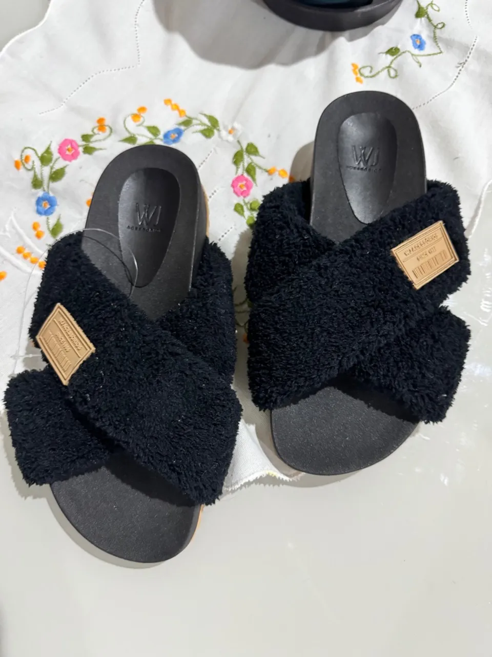 Chinelos de pelúcia WJ novo confortáveis e estilosos
