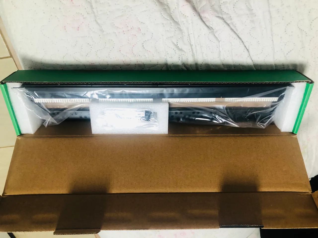 patch panel da marca Intelbras, modelo PP524, com 24 portas para cabos de rede Cat5e. - Foto 2