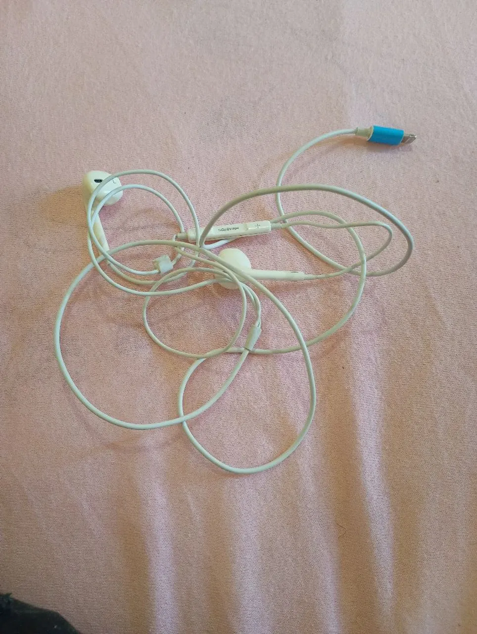 Fone de ouvido Apple com conector Lightning