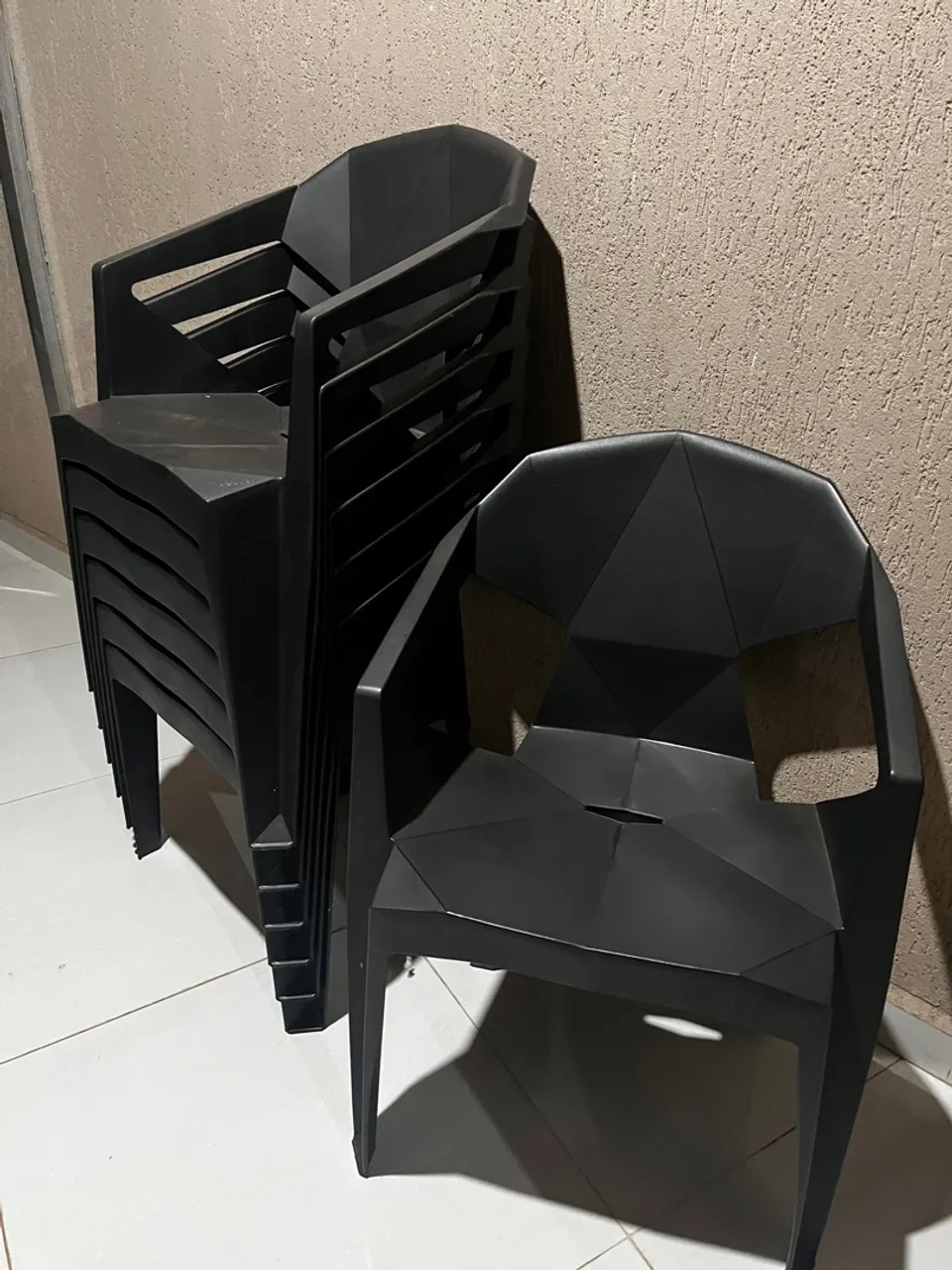 7 Cadeiras de Plástico Pretas - Design Moderno