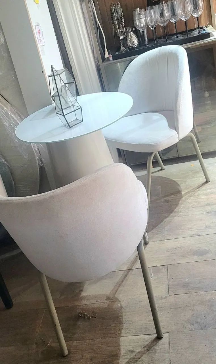Mesa cone com tampo de vidro e duas cadeiras poltronas - Foto 3