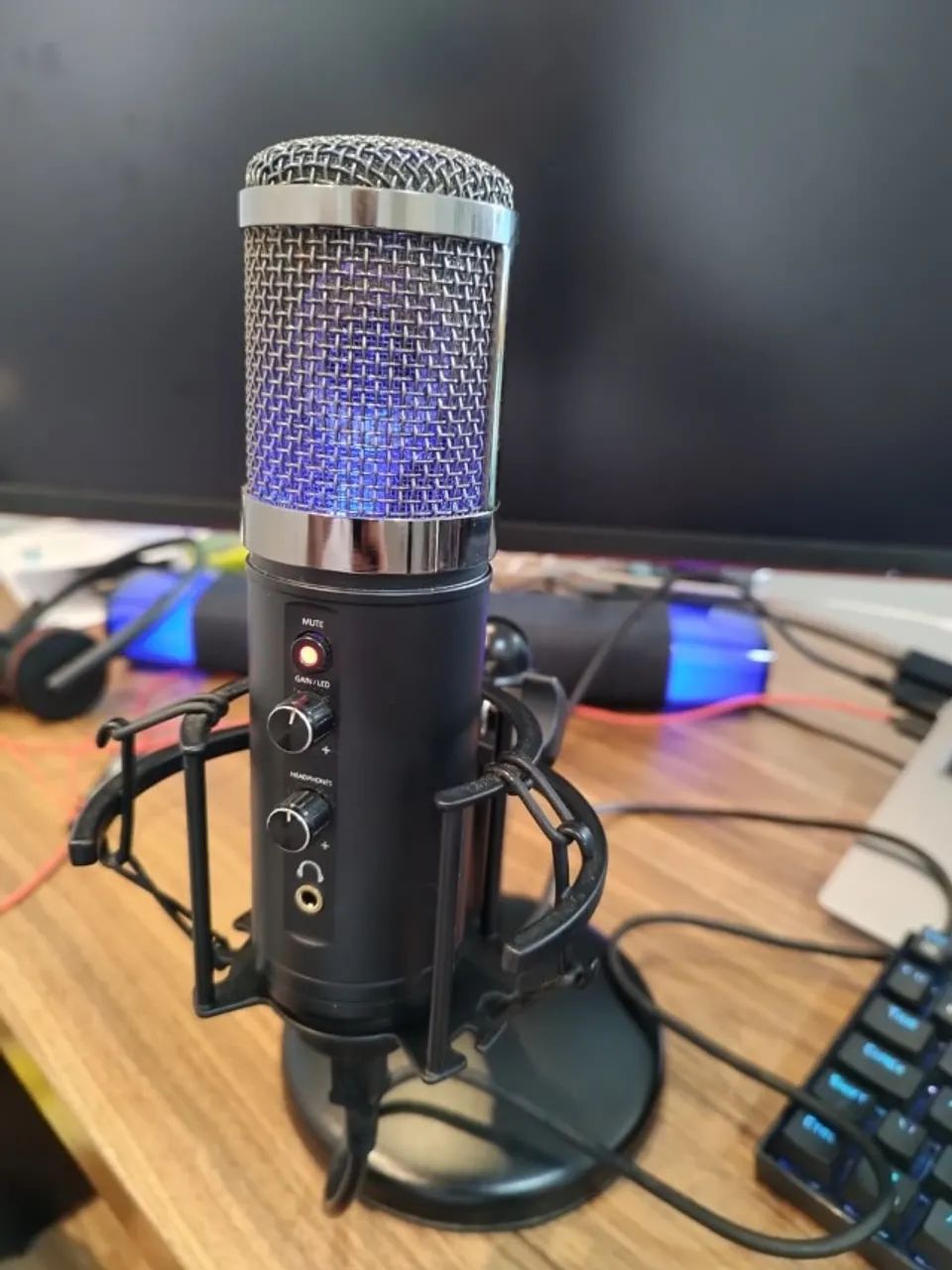Microfone Streamer Trust Gaming GXT 256 Exxos Podcast Rgb Usb