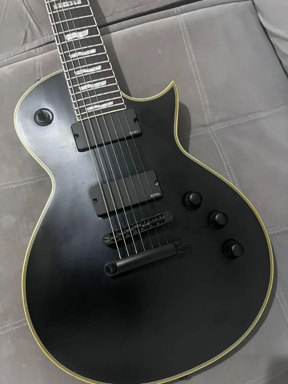 Guitarra LTD 7 cordas EC 407 com EMGs