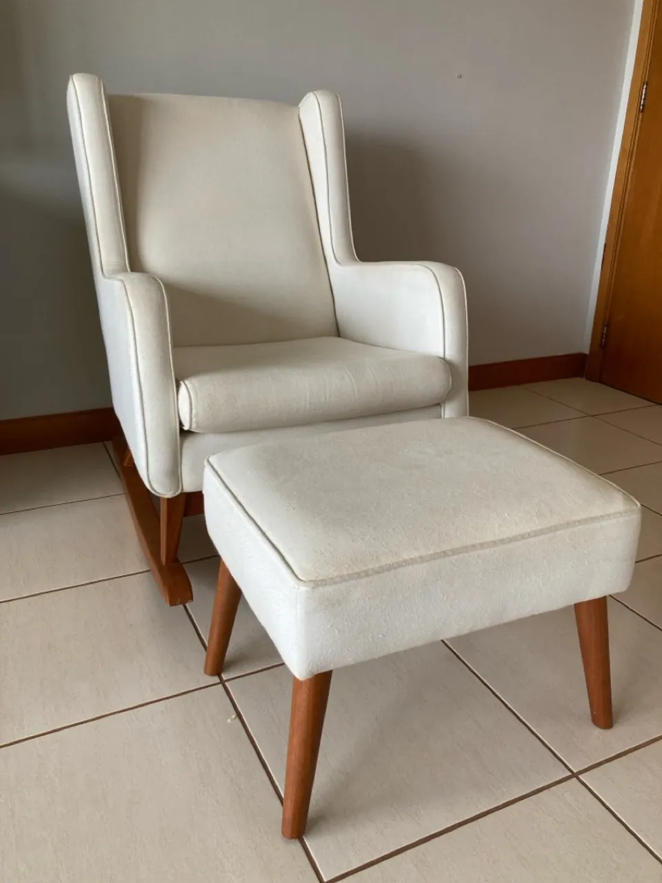 Poltrona Amamentação com Balanço e Apoio para os Pés
