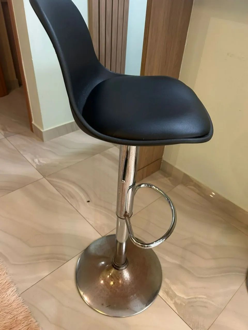 Banquetas Altas Giratórias com Encosto - Kit com 2 unidades - Foto 3