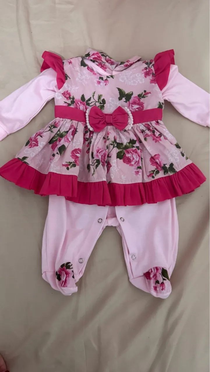 Macacão de bebê com vestido floral