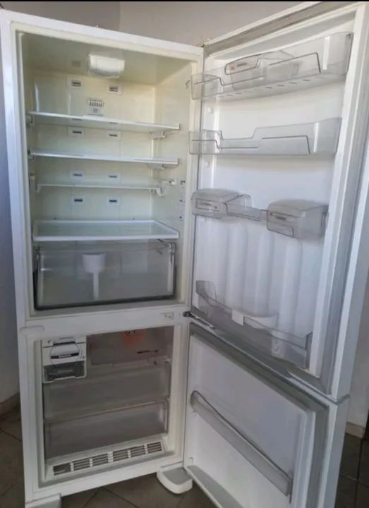 Geladeira inverse de grande porte também troco por uma menor  - Foto 3