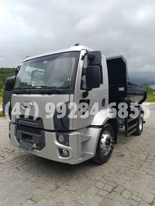 Caminhão caçamba Ford Cargo 1723 