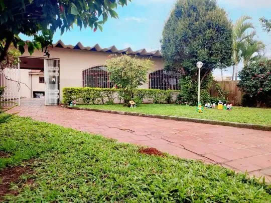 MORAR OU EMPREENDER? COM AMPLA ÁREA E SOBRADO NOS FUNDOS!