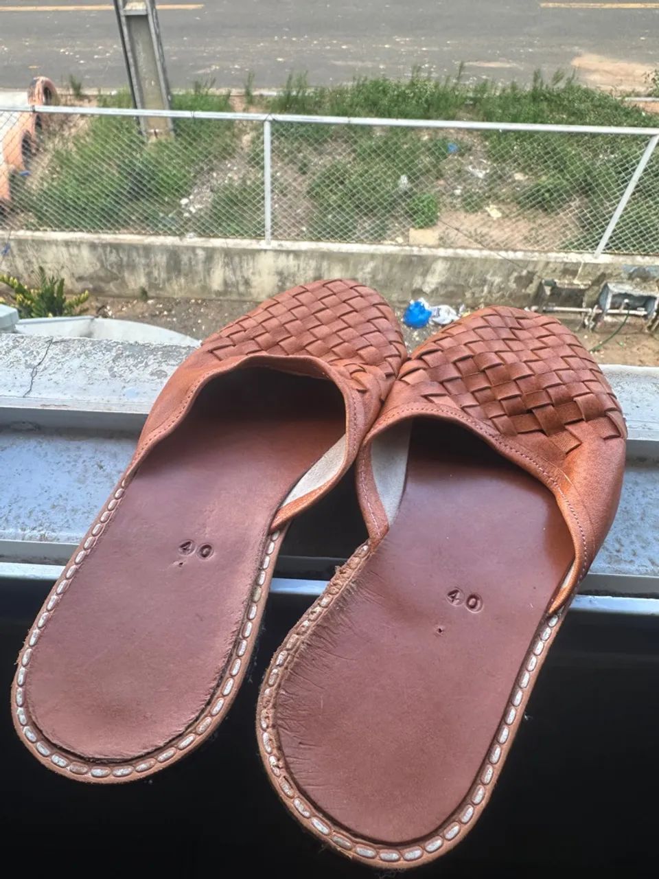 Chinelo de Couro Trançado Marrom - Foto 3
