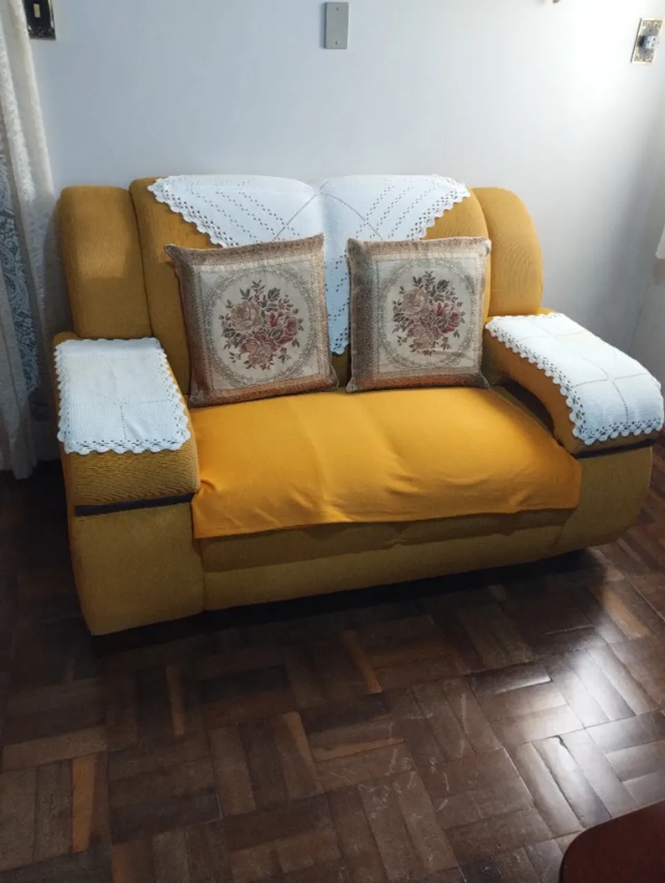 Conjunto estofado , cor mostarda em mola.