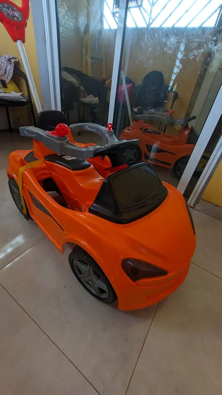 Carro de passeio infantil laranja