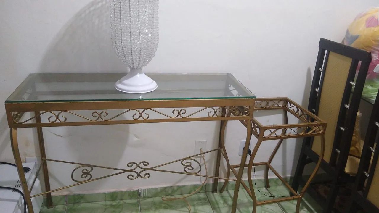Aparador de ferro dourado com vidro 
