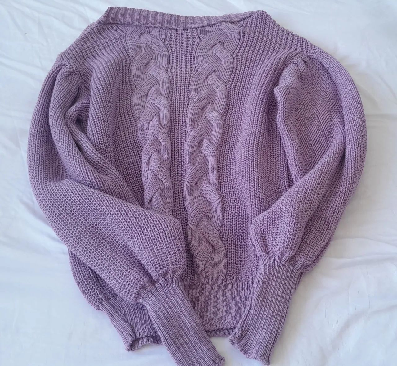 Suéter roxo com detalhes em tranças e mangas. - Foto 4