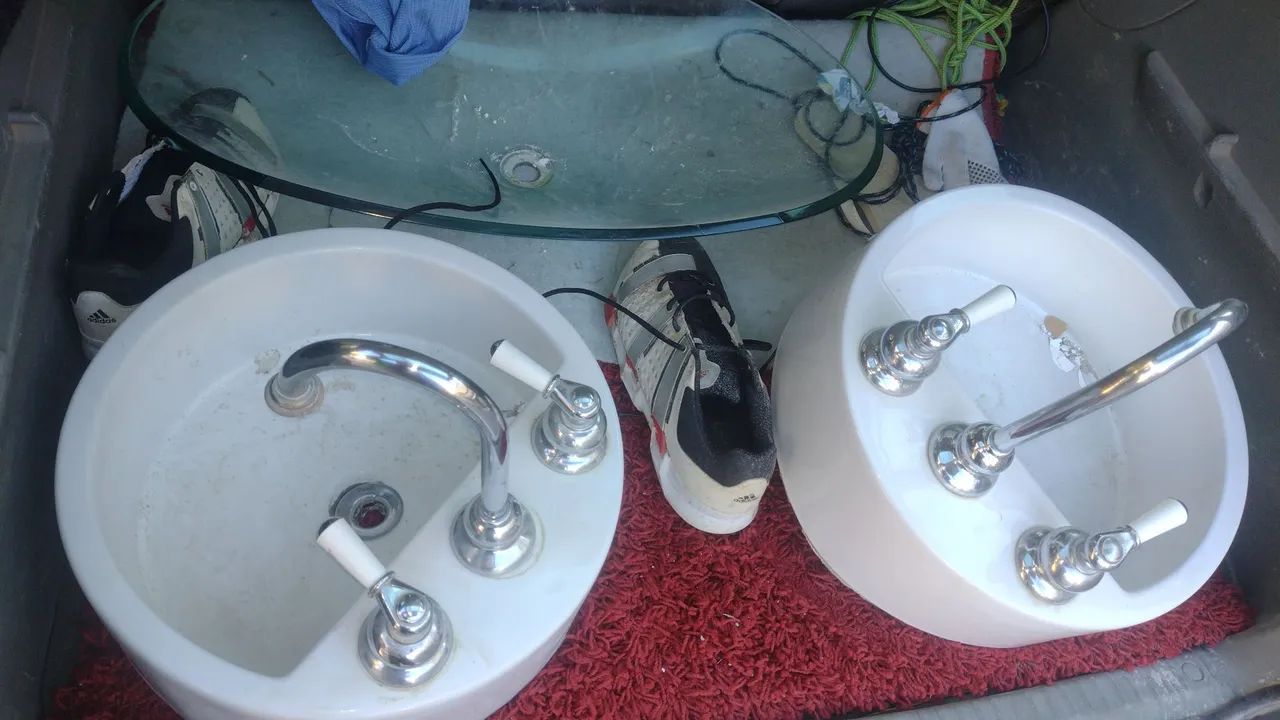 Cubas de pia redondas com torneiras