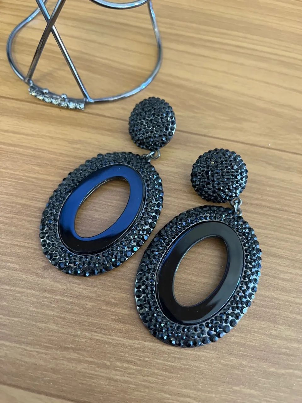 Conjunto de brincos e pulseira da marca Bobô - Foto 2