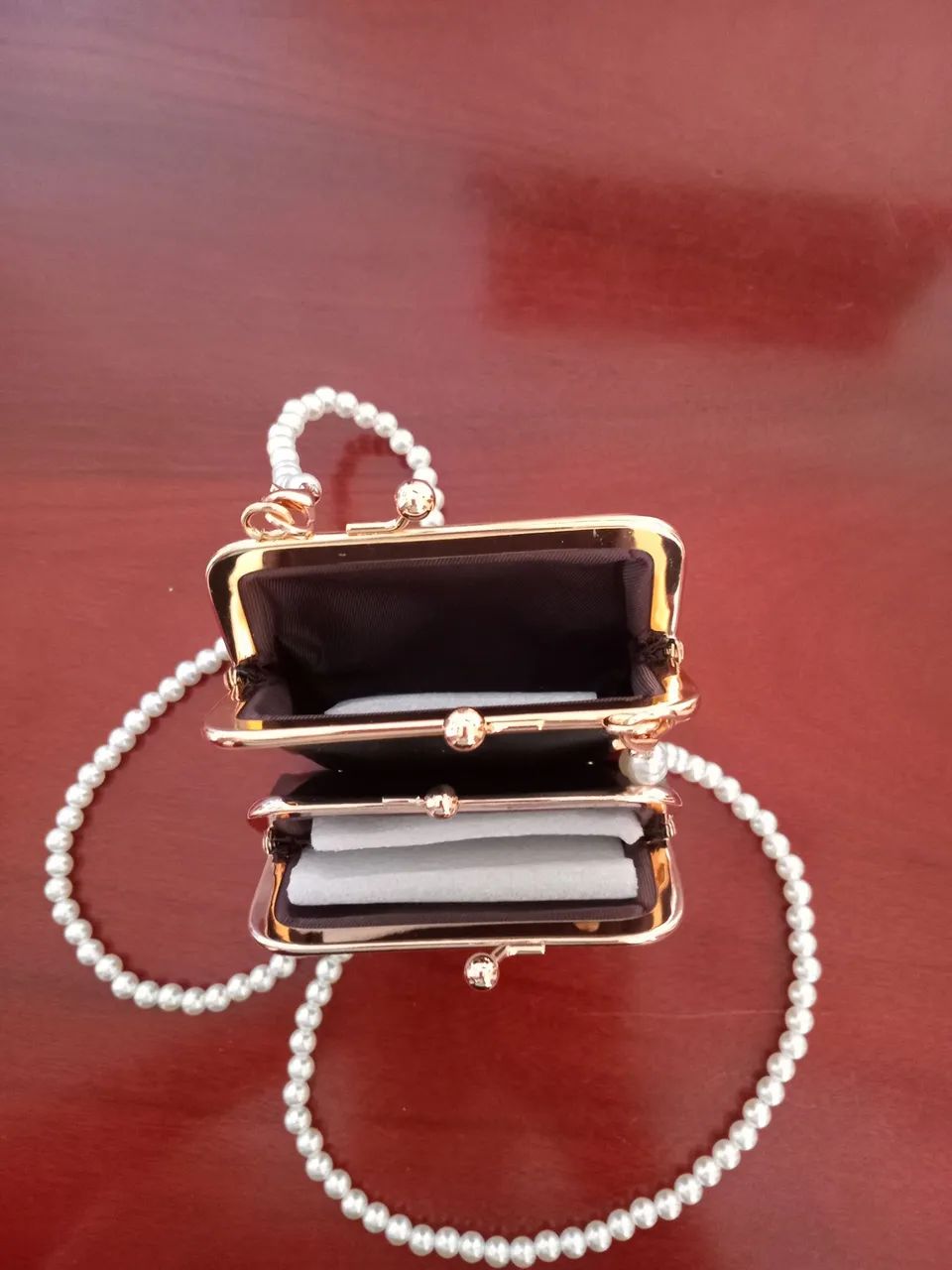 Bolsa de mão ou de ombro, pequena com corrente estilo pérolas - Foto 2