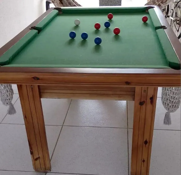 Mesa de sinuca em madeira bilhar + porta tacos + tacos, giz, ponteiras, bolas etc