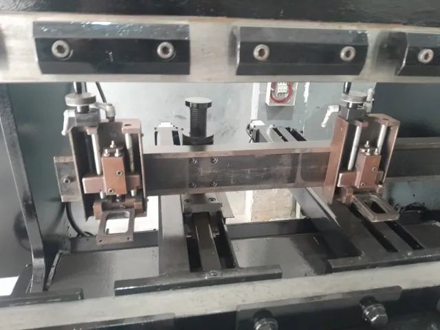 À VENDA: Dobradeira Hidráulica Amada CNC 3 Eixos - Foto 2