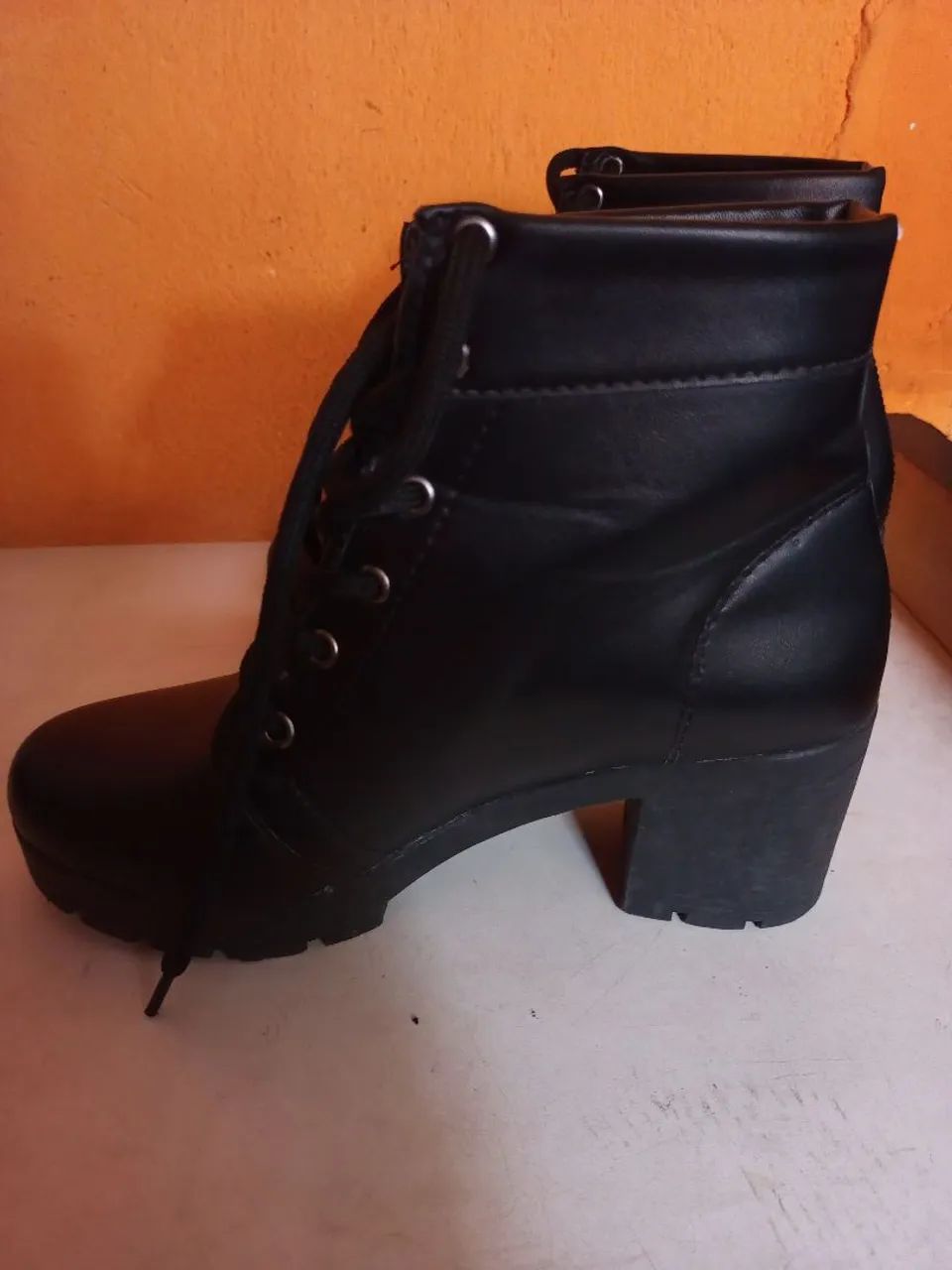 Promoção de botas,sapatilhas, perca.