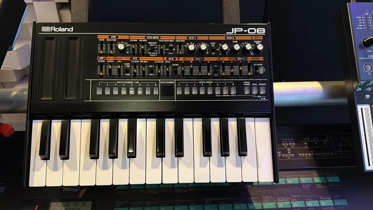 Roland JP-08 - sintetizador analógico