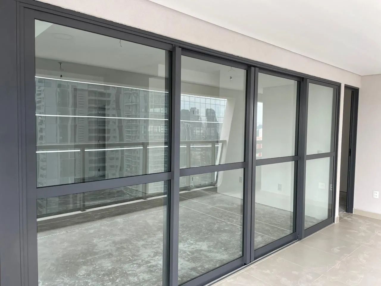 Porta balcao de segurança 4.20 mts aluminio cinza escuro parcela