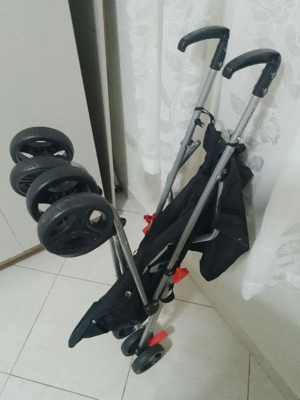 Carrinho de bebê compacto e prático