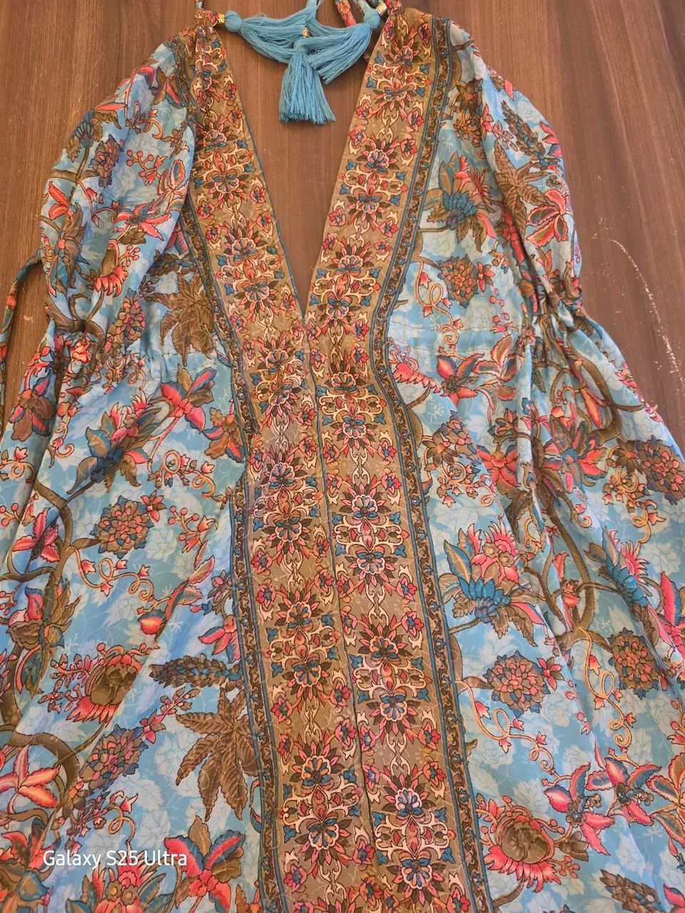 Vestido Longo Estampado Floral Azul e Detalhes Dourados - Foto 2