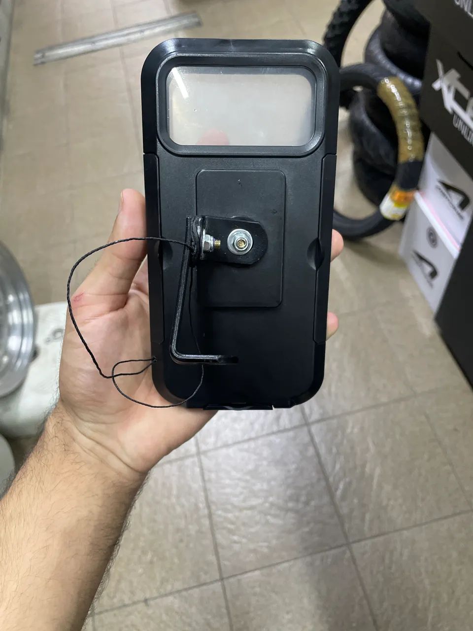 Um suporte de celular - Foto 2